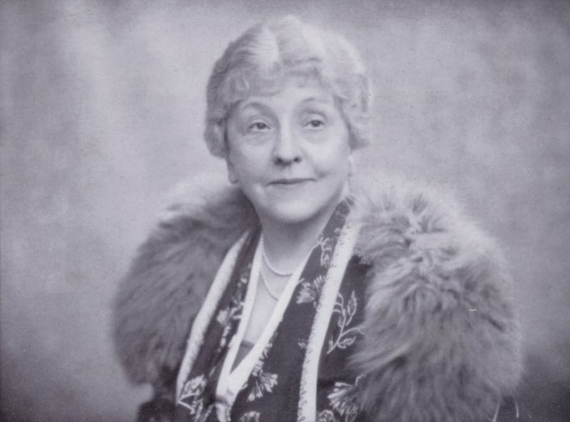 Mevrouw Laura Henderson, eigenaar van het Windmill Theatre, Piccadilly, Londen door English Photographer
