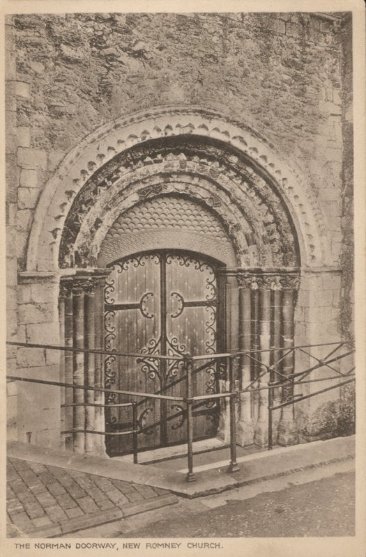 Normandische deur van de St Nicholas Church, New Romney, Kent door English Photographer