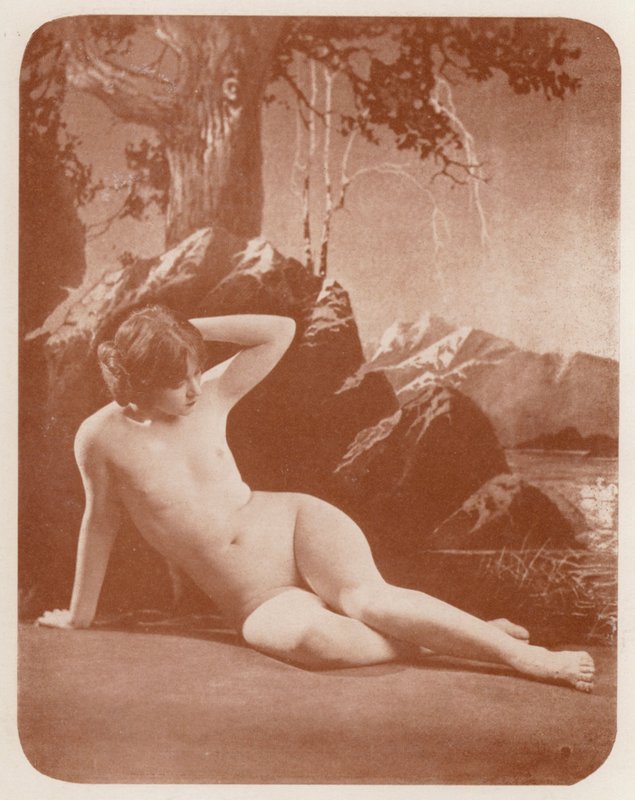 Nudistische kunst: Dame van het meer door English Photographer