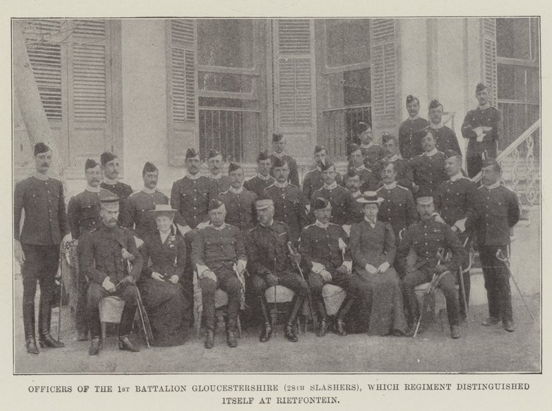Officieren van het 1e Bataljon Gloucestershire (28th Slashers), welk Regiment zich onderscheidde bij Rietfontein door English Photographer