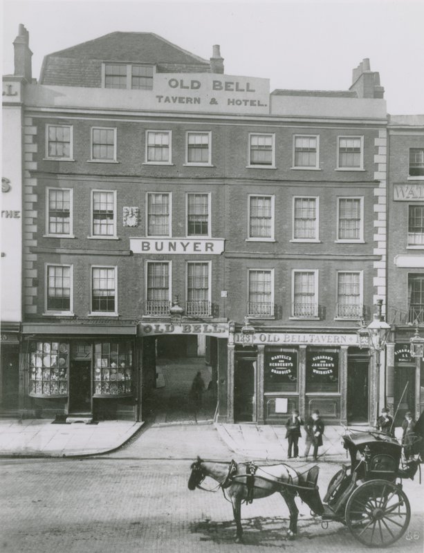 Old Bell Tavern en Hotel, Londen door English Photographer