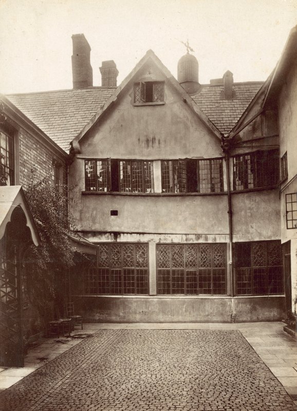 Binnenplaats van het Oude Stadhuis, Leicester door English Photographer