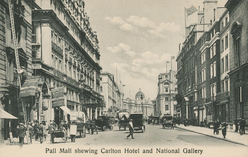 Pall Mall East met Carlton Hotel en National Gallery door English Photographer