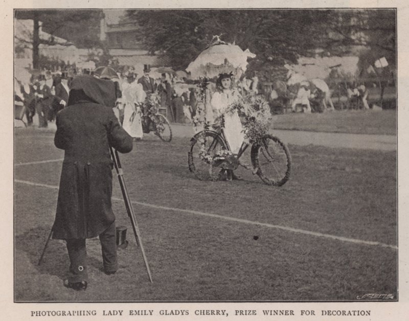 Fotograferen van Lady Emily Gladys Cherry, prijswinnaar voor decoratie door English Photographer