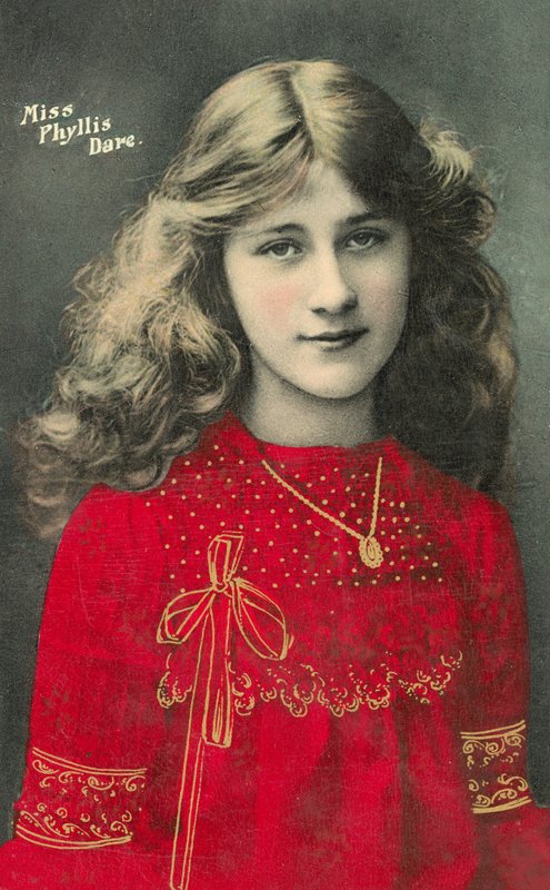 Phyllis Dare, Engelse toneelactrice en zangeres als jong meisje door English Photographer