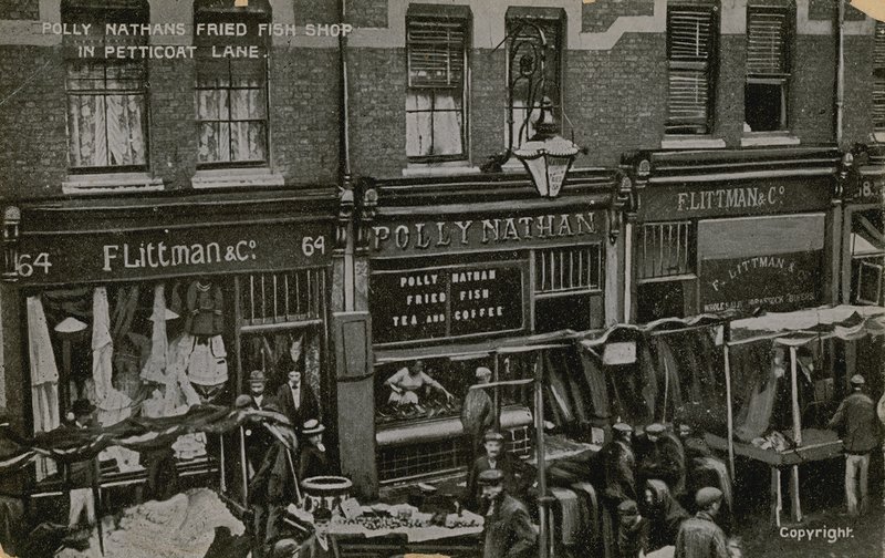 Polly Nathans Gebakken Vis Winkel, Petticoat Lane, Londen door English Photographer
