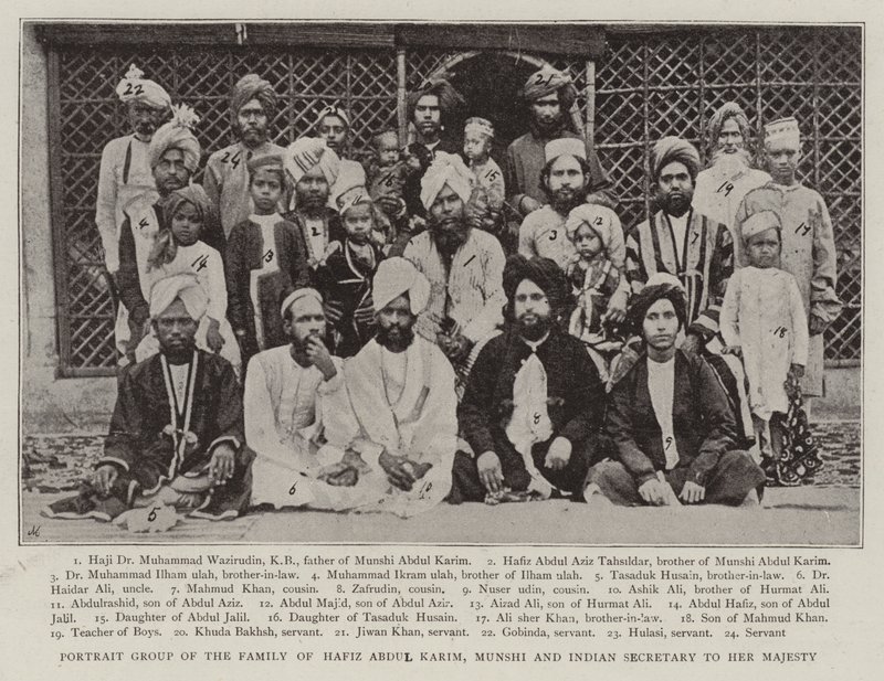 Portretgroep van de familie van Hafiz Abdul Karim, Munshi en Indiase secretaris van Hare Majesteit door English Photographer