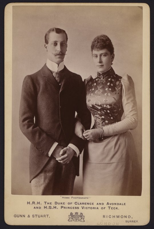 Portret, Prins Albert Victor, oudste zoon van koning Edward VII, en Prinses Mary van Teck (zw/w foto) door English Photographer