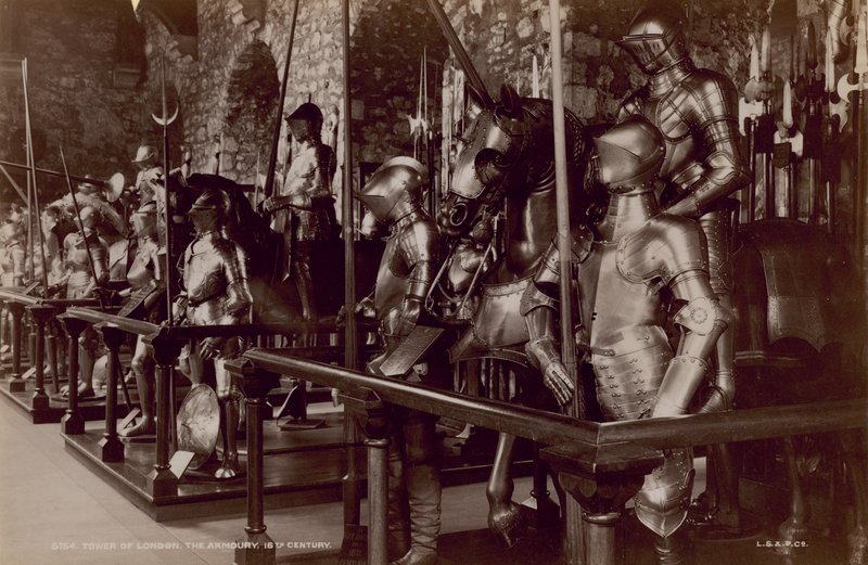 Ansichtkaart met een afbeelding van de Wapenkamer in de Tower of London door English Photographer