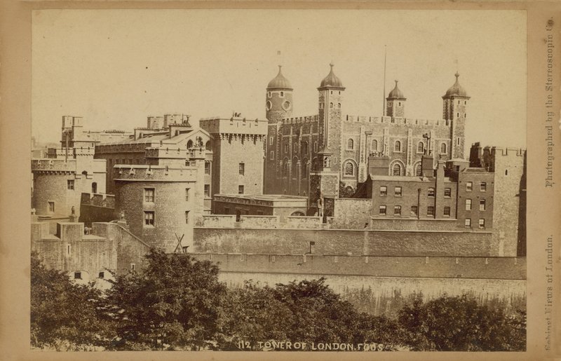 Ansichtkaart met een afbeelding van de Tower of London door English Photographer