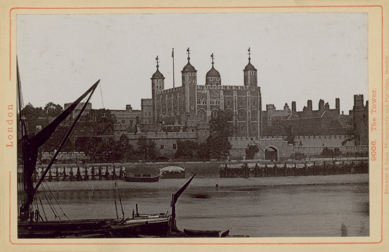 Ansichtkaart met een afbeelding van de Tower of London door English Photographer