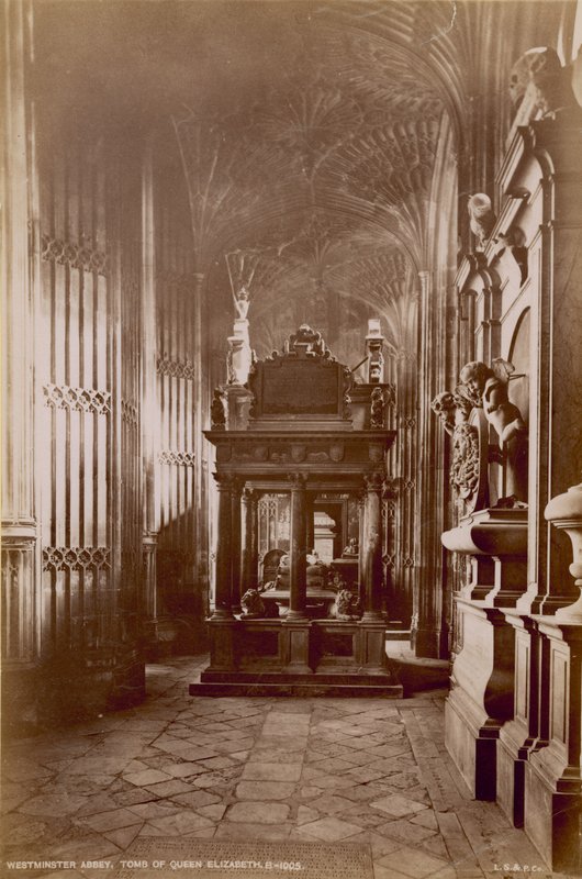 Ansichtkaart met een afbeelding van het graf van koningin Elizabeth I door English Photographer