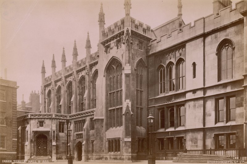 Ansichtkaart met de buitenkant van Inner Temple Hall door English Photographer
