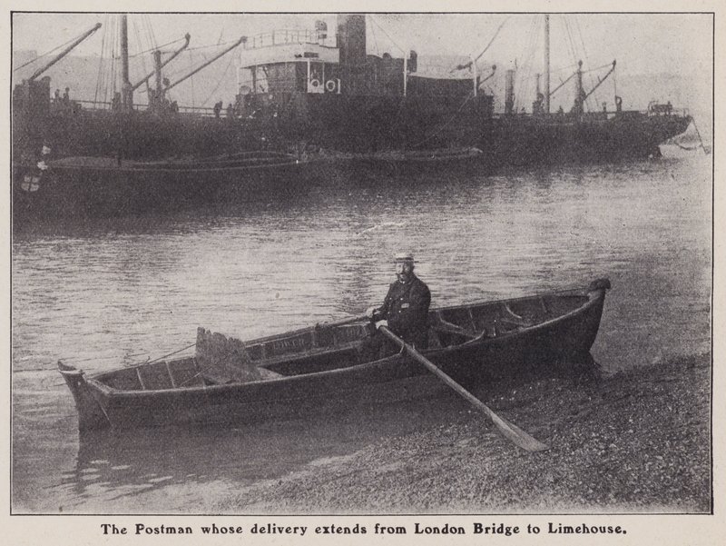 Postbode wiens bezorging zich uitstrekt van London Bridge tot Limehouse in een boot op de rivier de Theems, Londen door English Photographer
