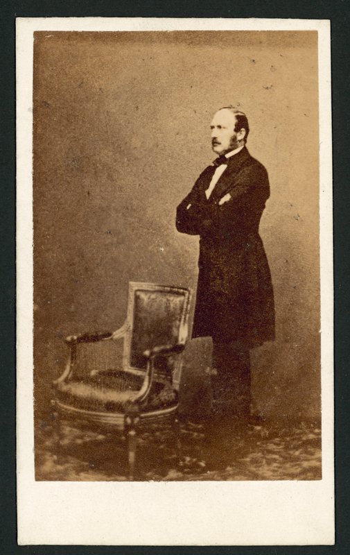 Prins Albert, staand achter een stoel door English Photographer