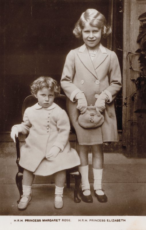 Prinses Elizabeth (later koningin Elizabeth II) en prinses Margaret door English Photographer