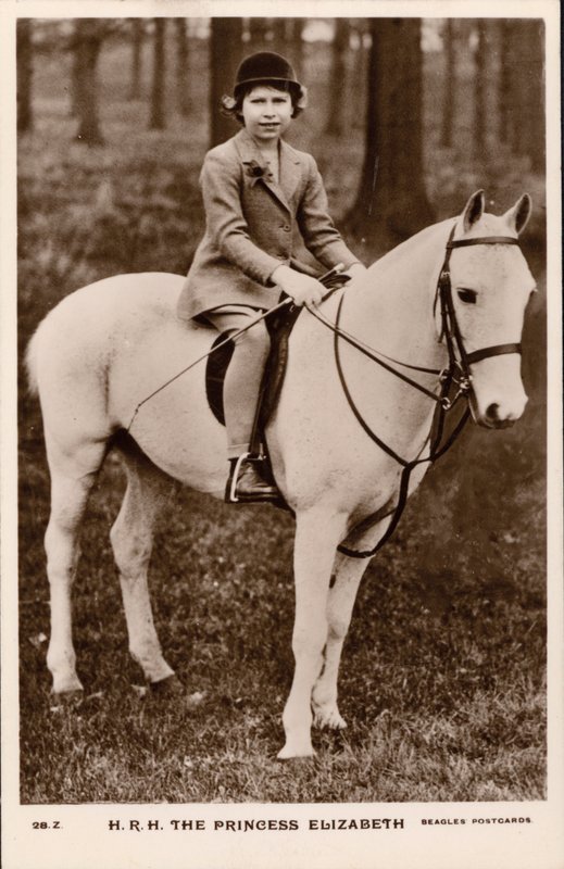 Prinses Elizabeth (later koningin Elizabeth II) die op een witte pony rijdt door English Photographer