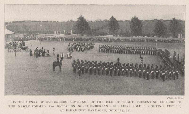 Prinses Hendrik van Battenberg, Gouverneur van het Isle of Wight, presenteert Kleuren aan het Nieuwgevormde 3e Bataljon Northumberland Fusiliers (Old Fighting Fifth) in Parkhurst Barracks, 25 oktober door English Photographer