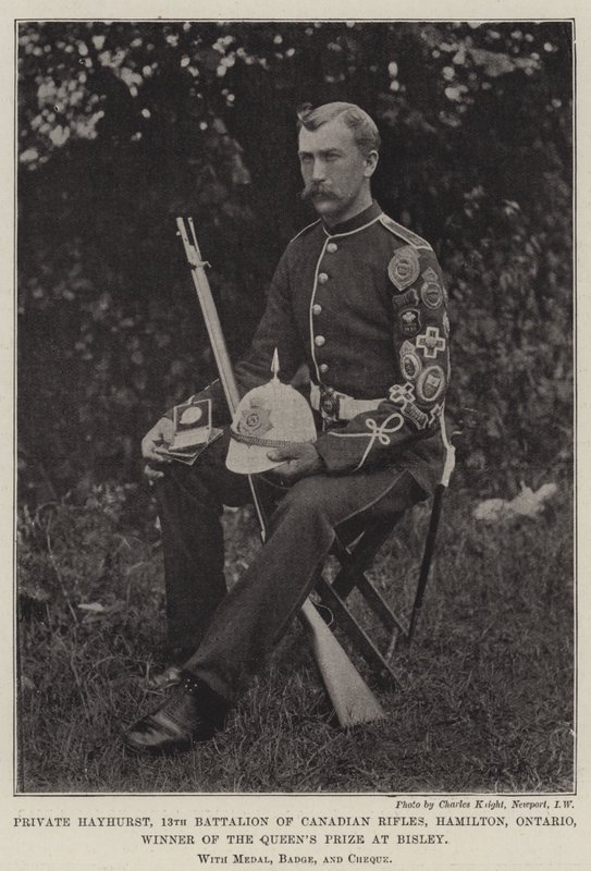 Private Hayhurst, 13e Bataljon van de Canadese Rifles, Hamilton, Ontario, winnaar van de Queens Prize in Bisley, met medaille, badge en cheque door English Photographer