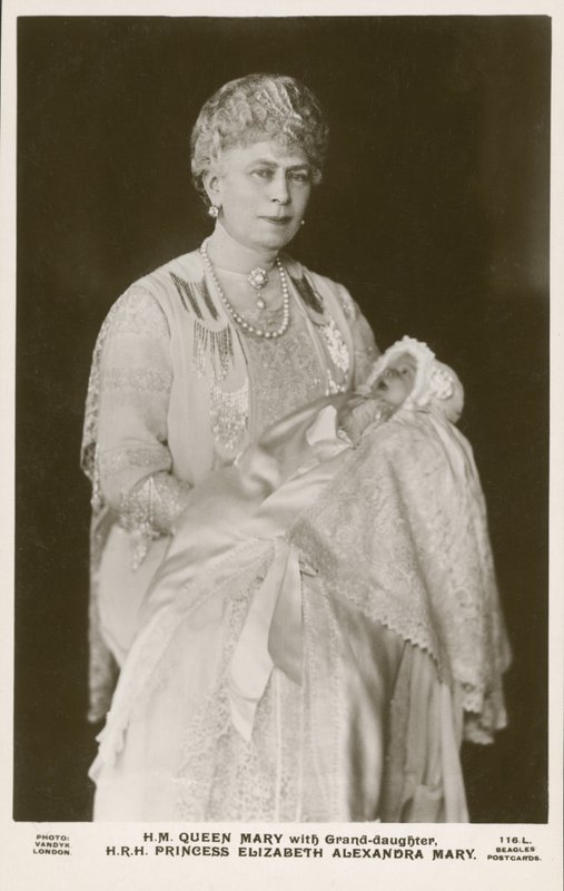 Koningin Mary, gemalin van koning George V, met haar kleindochter, prinses Elizabeth door English Photographer