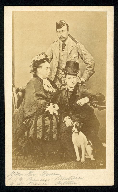 Koningin Victoria, Prinses Beatrice en Prins Arthur door English Photographer