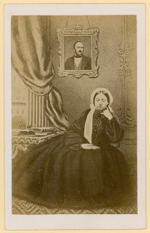 Koningin Victoria, toen weduwe, met een portret van de Prins-Gemaal achter haar (zw/w foto) door English Photographer