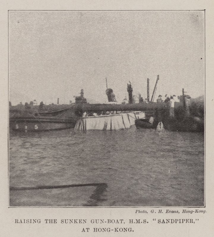 Het bergen van de gezonken kanonneerboot, HMS Sandpiper, in Hong-Kong door English Photographer