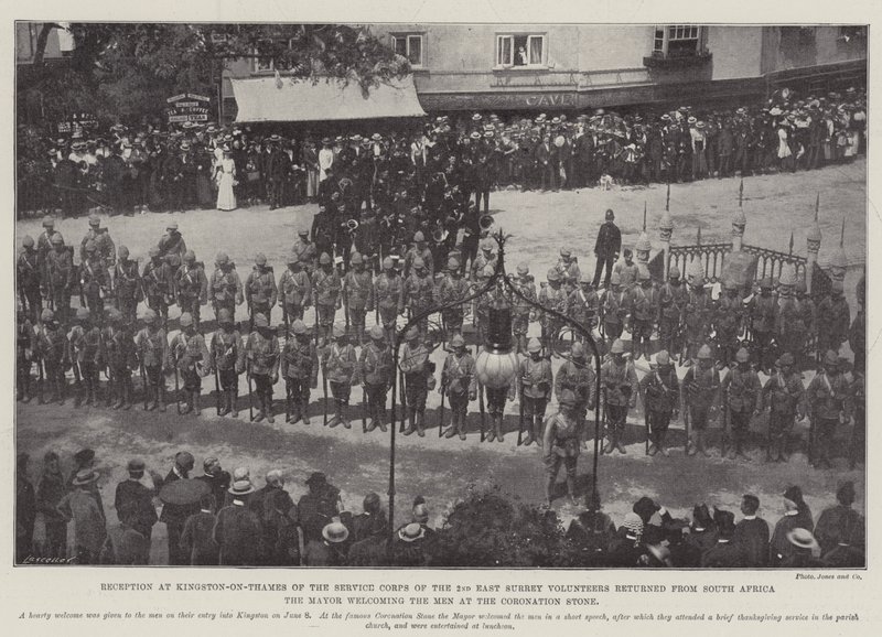 Ontvangst in Kingston-on-Thames van het Service Corps van de 2e East Surrey Vrijwilligers teruggekeerd uit Zuid-Afrika, de Burgemeester verwelkomt de Mannen bij de Kroningssteen door English Photographer