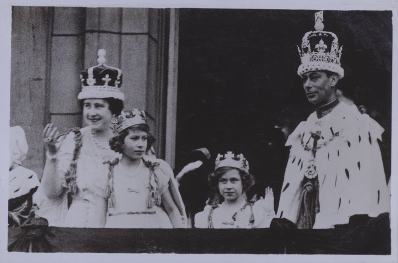Koninklijke familie, na de kroning van koning George VI (zw/w foto) door English Photographer