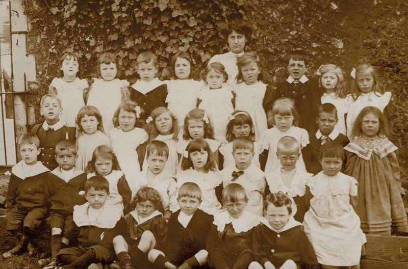 Schoolkinderen, Norfolk, begin 20e eeuw door English Photographer