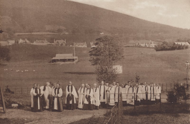 Sedbergh: Processie van bisschoppen en geestelijken door English Photographer