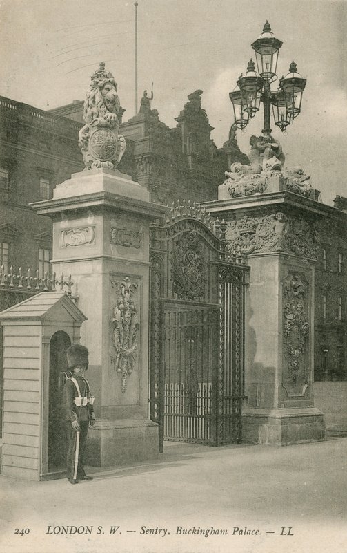 Wachtpost, Buckingham Palace door English Photographer