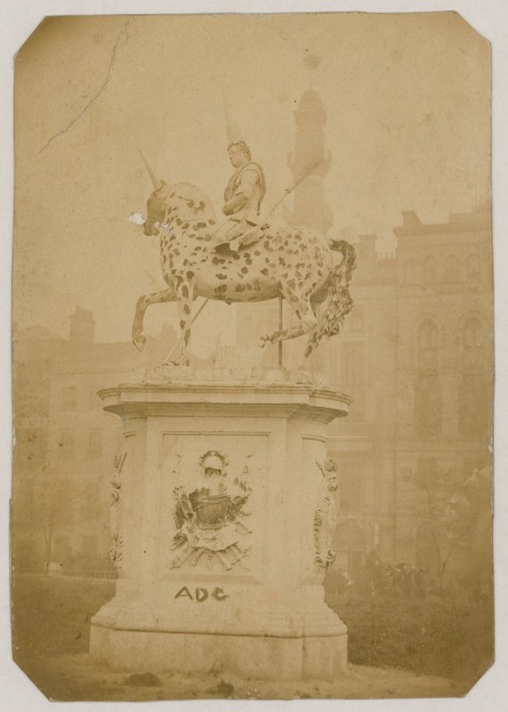 Standbeeld van koning George I, Leicester Square, Londen; foto genomen in 1866 door English Photographer