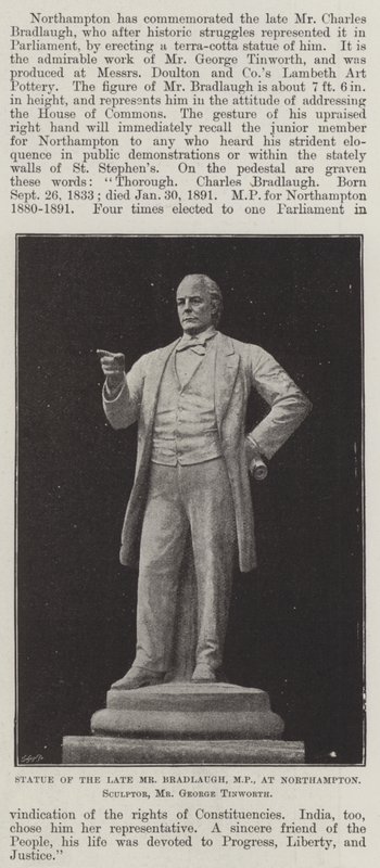 Standbeeld van de overleden Mr Bradlaugh, MP, in Northampton, Beeldhouwer, Mr George Tinworth door English Photographer