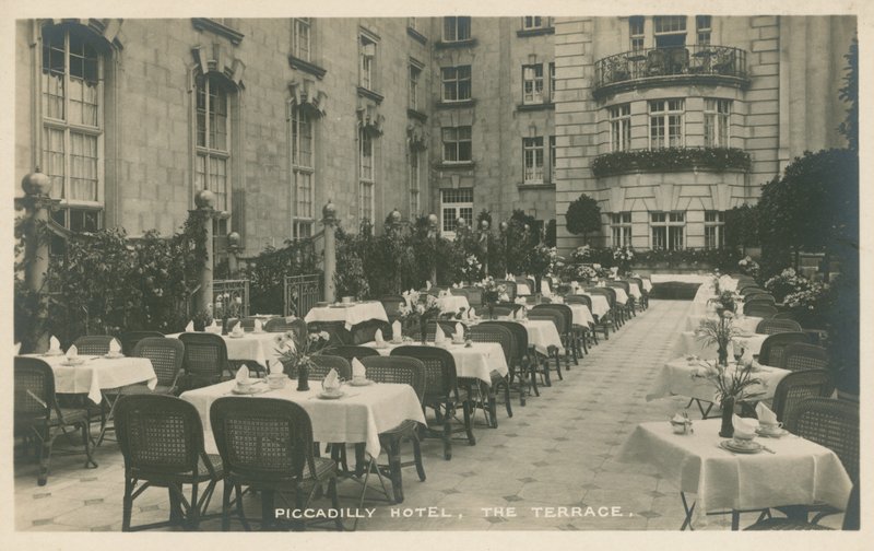 Terras van het Piccadilly Hotel, Londen door English Photographer