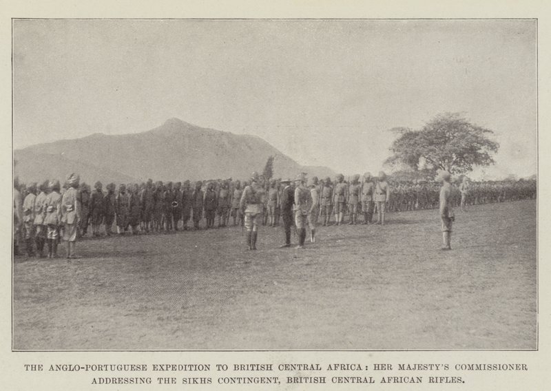 De Anglo-Portugese expeditie naar Brits Centraal-Afrika, Hare Majesteits commissaris toespreekt het Sikhs contingent, Brits Centraal-Afrikaanse geweren door English Photographer