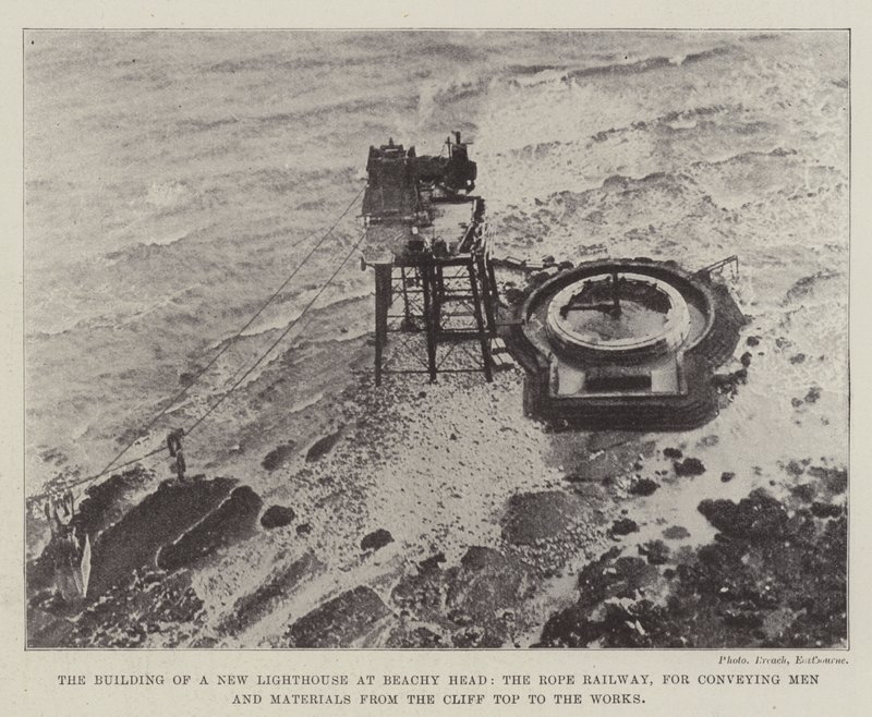 De bouw van een nieuwe vuurtoren bij Beachy Head, de touwspoorweg voor het vervoeren van mannen en materialen van de klif naar de werken door English Photographer