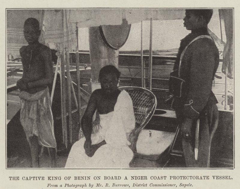 De gevangen koning van Benin aan boord van een Niger Coast Protectorate schip door English Photographer