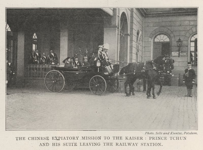 De Chinese boetvaardige missie naar de keizer, prins Tchun en zijn suite verlaten het treinstation door English Photographer