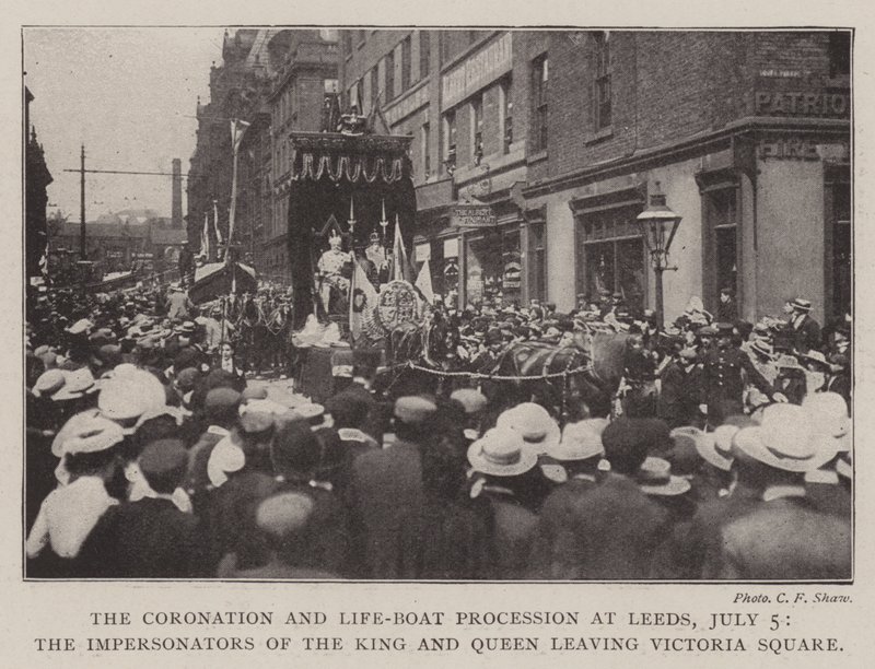 De Kronings- en Reddingsbootprocessie in Leeds, 5 juli, de Nabootsers van de Koning en Koningin verlaten Victoria Square door English Photographer