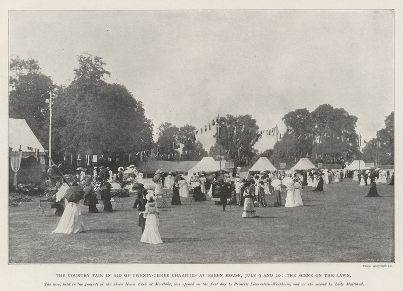 De Kermis ten Bate van Drieëntwintig Goede Doelen bij Sheen House, 9 en 10 Juli, het Tafereel op het Grasveld door English Photographer