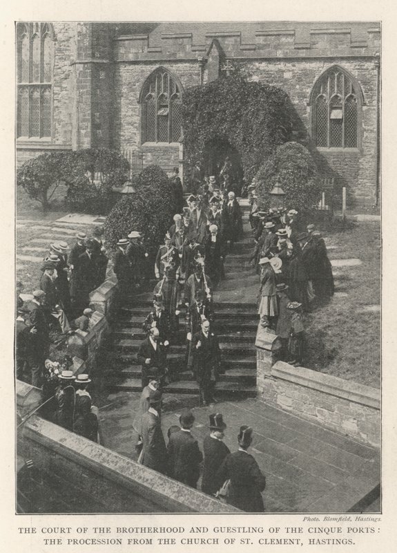 Het Hof van de Broederschap en Gastvrijheid van de Cinque Ports, de Processie vanuit de Kerk van St. Clement, Hastings door English Photographer