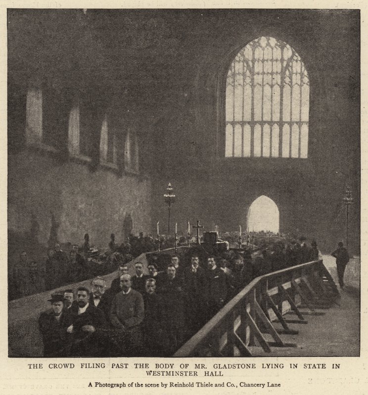 De menigte die langs het lichaam van Mr Gladstone loopt, opgebaard in Westminster Hall door English Photographer