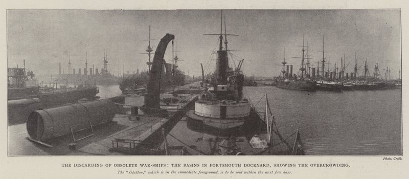 Het afvoeren van verouderde oorlogsschepen, de bassins in de haven van Portsmouth, die de overbevolking tonen door English Photographer