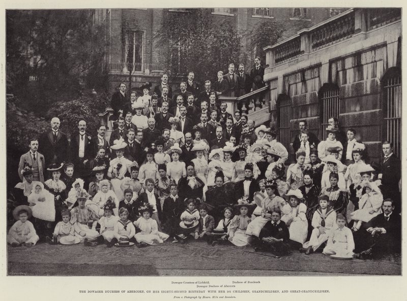 De douairière hertogin van Abercorn, op haar tweeëntachtigste verjaardag met haar 101 kinderen, kleinkinderen en achterkleinkinderen door English Photographer
