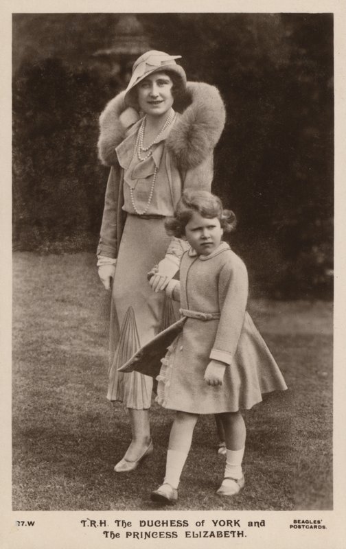 De hertogin van York en prinses Elizabeth door English Photographer
