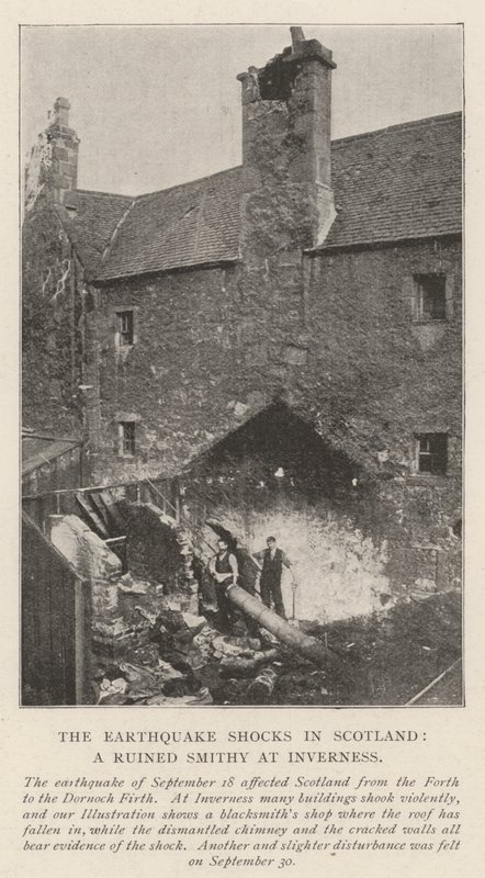 De Aardbevingsschokken in Schotland, een Verwoeste Smidse in Inverness door English Photographer