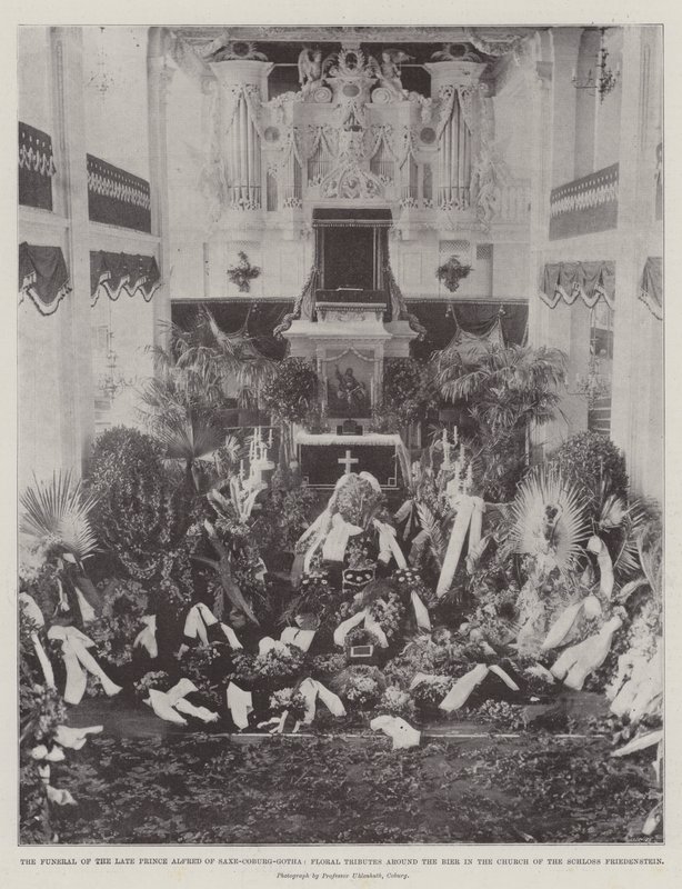 De begrafenis van de overleden Prins Alfred van Saksen-Coburg-Gotha, bloemstukken rond de baar in de kerk van het Schloss Friedenstein door English Photographer