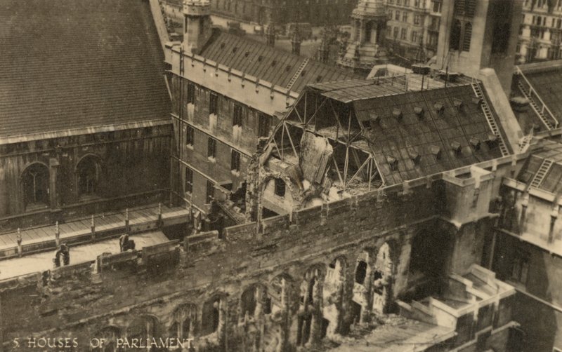 Het Parlement, Londen, met bomschade tijdens WO2 door English Photographer