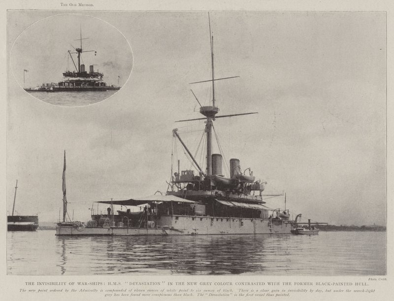 De Onzichtbaarheid van Oorlogsschepen, HMS Devastation in de Nieuwe Grijze Kleur vergeleken met de Vroegere Zwartgeverfde Romp door English Photographer